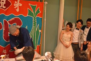 結婚式にて、幸せ開けるマグロ入刀式！マグロの解体ショーｉｎ大阪