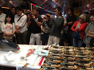 大阪のパチンコ店にて、マグロの解体ショー開催！