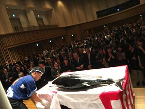 東京、品川のイベントホールにて、マグロ解体ショー開催！